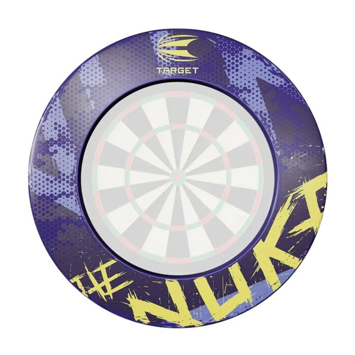 Luke Littler verja til dartskivu